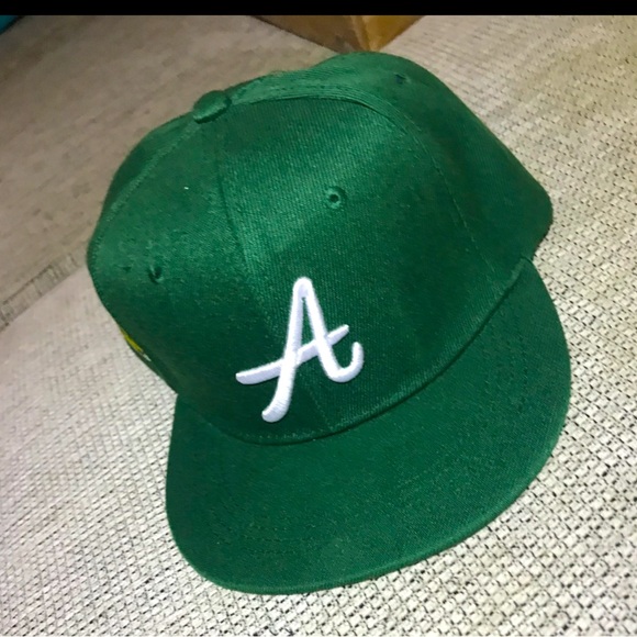 Green SnapBack hat - Picture 1 of 2